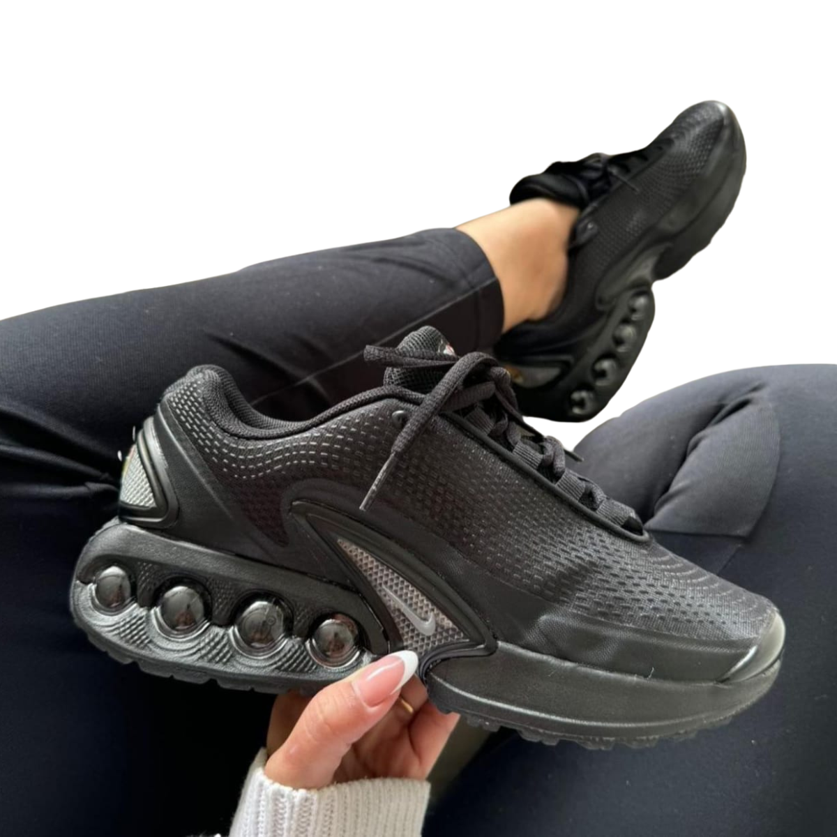 NIKE AIR MAX DN HOMBRE: Comodidad y Estilo en Cada Paso Las NIKE AIR MAX DN HOMBRE son la elección ideal para quienes buscan un calzado que combine estilo moderno con la máxima comodidad. Si estás buscando adquirir un par de estas zapatillas, este artículo te proporcionará toda la información que necesitas para tomar la mejor decisión de compra.  ¿Por Qué Elegir NIKE AIR MAX DN HOMBRE? Las NIKE AIR MAX DN HOMBRE son conocidas por su diseño innovador y su excepcional tecnología de amortiguación. Ya sea que las necesites para tu rutina diaria, para correr, o simplemente para lucir bien, estas zapatillas se adaptan a cualquier ocasión, ofreciéndote lo mejor en términos de confort y estilo.  Características Destacadas Tecnología Air Max: La cámara de aire de Nike Air proporciona una amortiguación superior, protegiendo tus pies de los impactos en cada paso.  Diseño Versátil: Las Nike Air Max 90 hombre son un clásico que nunca pasa de moda, disponibles en una amplia gama de colores y estilos para adaptarse a cualquier gusto.  Durabilidad: Fabricadas con materiales de alta calidad, estas zapatillas están diseñadas para durar, incluso con el uso diario más intenso.  Variedad de Modelos y Colores En Onlineshoppingcenterg, encontrarás una amplia selección de NIKE AIR MAX DN HOMBRE para que elijas el modelo que mejor se adapte a tu estilo.